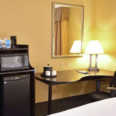Hampton Inn & Suites Александрия Экстерьер фото